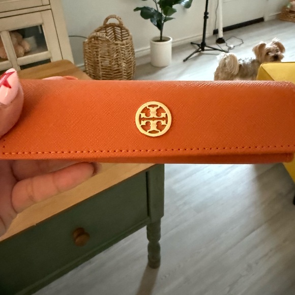 Tory Burch Tangerine glasses case with Gold Emblem - Picture 1 of 5